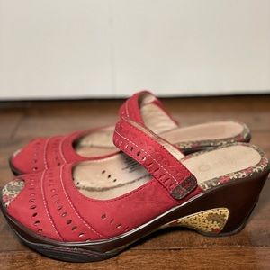 🍉 Super fun 70’s style clogs peep toe open heel red Velcro strap GUC 9